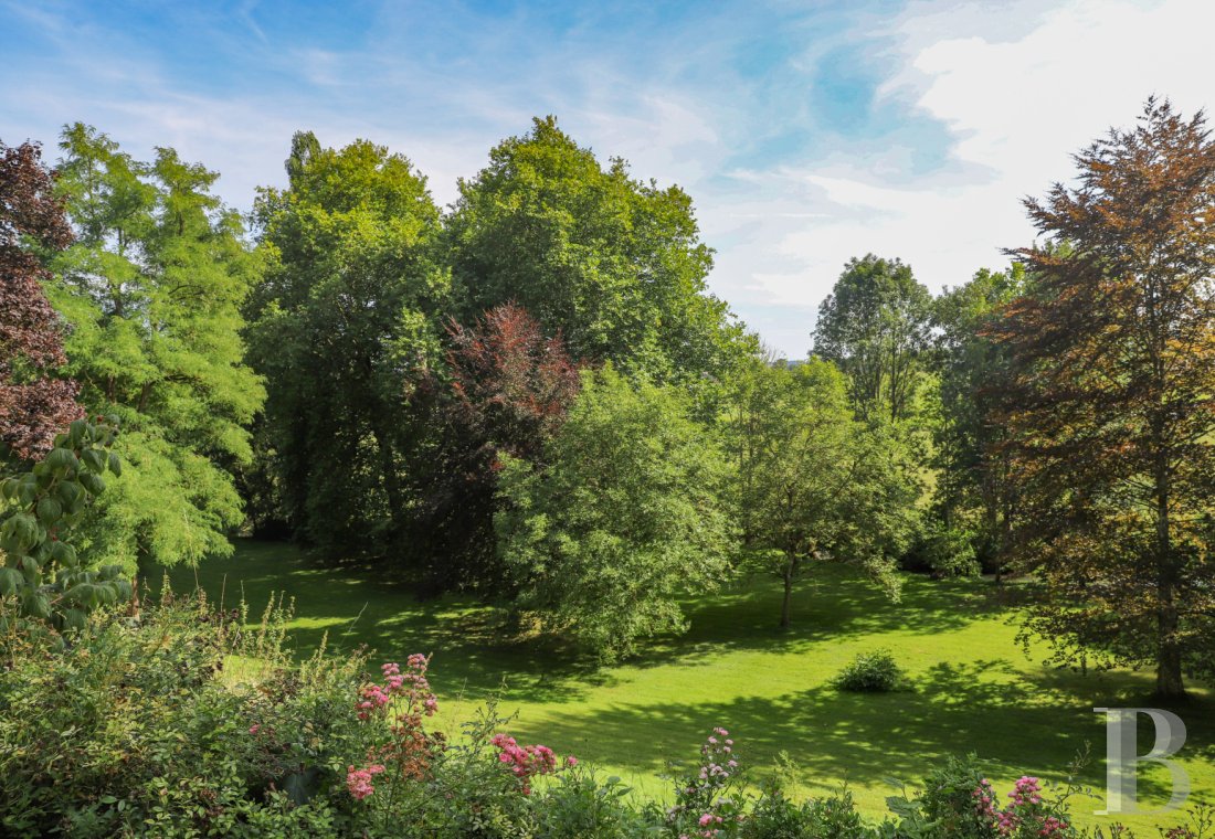 Dans le Perche, au nord-est de Bellême, une maison des 18e et 19e siècle au milieu de grands arbres  - photo  n°37